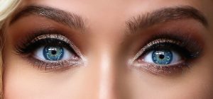 Augenpartie mit Wimpernverlängerung